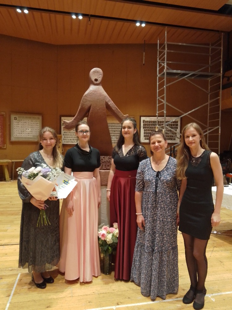 V Národním divadle na soutěži Pražský pěvec: zleva žákyně Andrea Šlefrová, Alžběta Johánková a Mirka Johánková; Květa Majerová a klavíristka Tereza Czielová